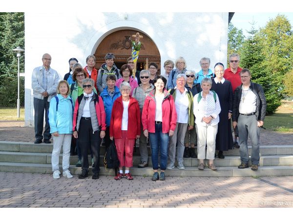 Gruppenfoto vor dem Kapellchen